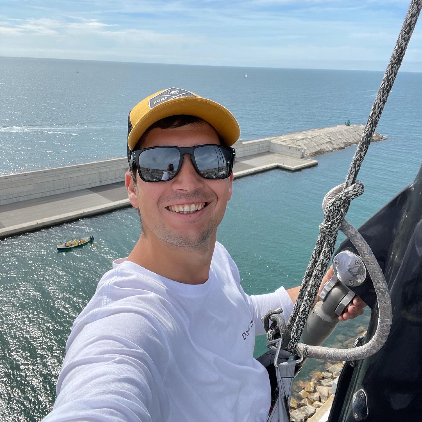 Adrián trabajando en altura a bordo de un velero